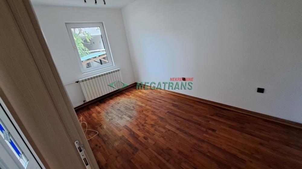 1.5-soban nenamešten, 30m2, centar, Radnička ulica ID#1555